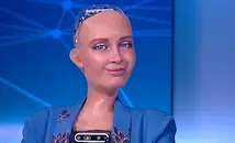 Роботът София критикува човешката жестокост в национален ефир
