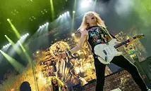 Хиляди фенове посрещат Iron Maiden в София