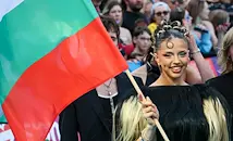 Дара прогони злите духове на "Евровизия" с кукерски костюм