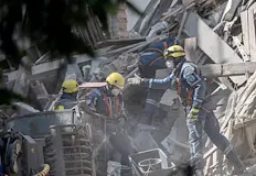 Спасители копаят на ръка заради риск от взривМъж с българско