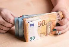 Заблудени клиенти връщат двойно по скъпи бързи кредитиЕпидемията от необслужвани бързи