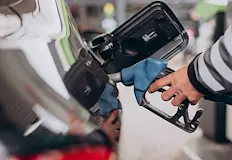 Горивото поскъпна с близо 23 процента от февруари насамСредната цена