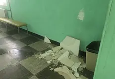 Учениците минават на смени заради разрушени покриви и течовеДен след