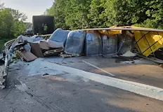 Тежка техника вади обърнат ТИР край село КрапченеТежкотоварен ТИР с