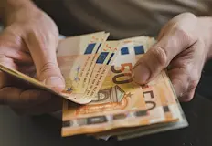 Възнагражденията в обществения сектор скачат с над 15 процентаСредната брутна