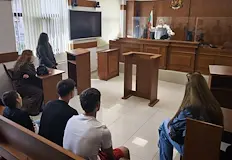 Близо 30 гимназисти влязоха в Административен съд РусеБлизо 30