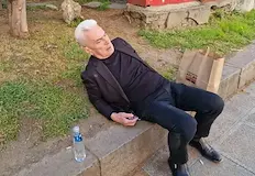Политикът бе открит да лежи пред военното министерствоЕкип на Спешна