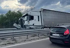 Стотици автомобили чакат в километрична колонаТИР се вряза в предпазната