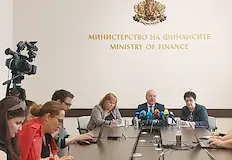 Край на автоматичното вдигане на заплатите на депутати и министриФинансовият
