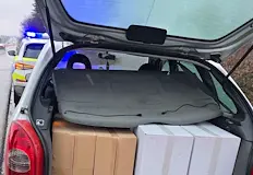 Нелегалната стока е открита при проверка на луксозен автомобилСлужители на