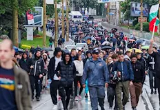 Протестиращи обсадиха дома на кмета на градаЖители на Габрово излязоха