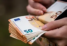 Бизнесът иска новото правителство да спре финансовите автоматизмиНад 800 000