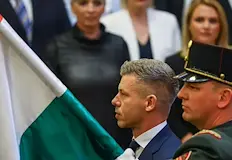 Обещава промяна след 16 години управление на Виктор ОрбанДясноцентристкият лидер