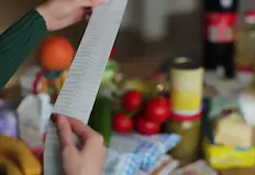 Всеки четвърти българин спира да купува дрехи и обувкиБлизо 60