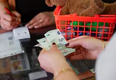 Управляващите променят законите за защита на потребителитеПървата законодателна инициатива на