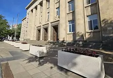 Декоративните съдове маркират периметъра за сигурност пред централния входОт ръководството