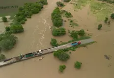 Водата потопи къщи и наложи евакуацииОбявиха бедствено положение в област