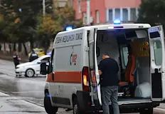Спешна помощ транспортира мъжа в болницатаШофьор на автобус пострада тежко