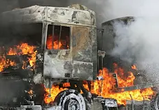 Камионът е преместен в аварийната лента и не пречи на