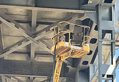 Строителите подготвят пътната плоча за хидроизолацияМонтажът на болтовите дюбели и