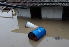Хората в наводнените райони трябва да използват само вода от