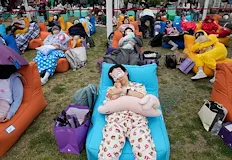 Третото издание на надпреварата акцентира върху хроничното недоспиванеСтотици изтощени жители