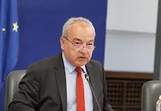 Гълъб Донев ревизира плановете за вдигане на осигуровкитеФинансовият министър Гълъб
