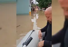 Водата по улица Крайбрежна достигна до 1 20 метраЕкипи на Община