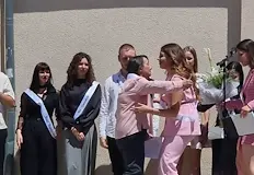 Зрелостниците благодариха на учителите си за дългогодишните грижиАбитуриентите от Средното