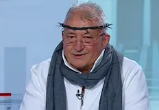 Русенецът носи трънен венец и размахва бесилка пред камеритеСкандалният бивш