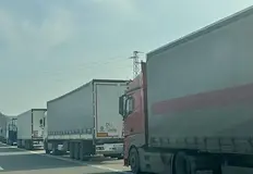 Опашката от камиони затруднява движението към границата с ТурцияОгромно струпване