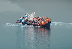 Гръцката брегова охрана спаси деветимата моряци от скалите край АндросТоварен