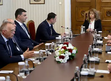 Румен Радев пропусна консултациите при Илияна Йотова