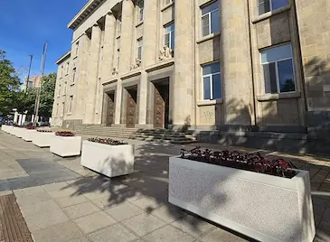 Оградиха Съдебната палата в Русе с цветни кашпи