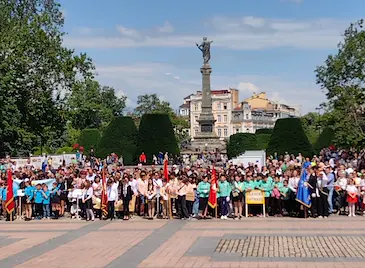 Жегата повали пет деца на площада в Русе