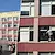 Чистачка виси от прозорец на училище в Русе