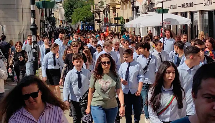 Два лъча се събраха пред сградата на общината