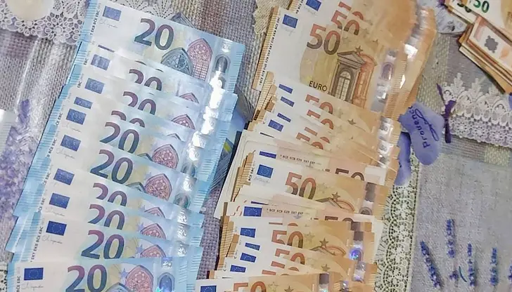 Откриха фалшификатите при обиск на автомобил Откриха фалшификатите при обиск на автомобил