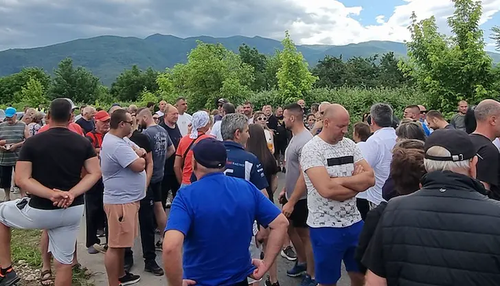 Заровени боклуци край Марица предизвикаха недоволството на местните жители Заровени боклуци край Марица предизвикаха недоволството на местните жители