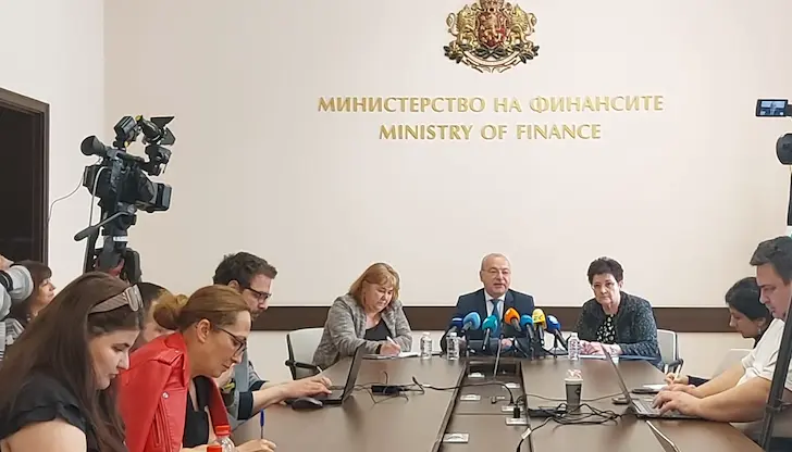 Бюджетът е „кърпен“ с авансови плащания и отложени разходи