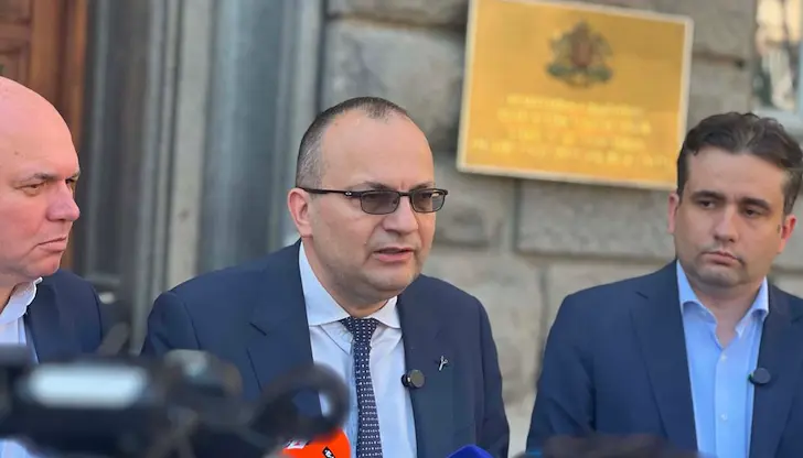 Дясната формация настоява за драстично свиване на разходите