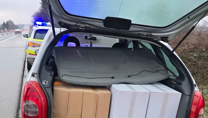 Нелегалната стока е открита при проверка на луксозен автомобил Нелегалната стока е открита при проверка на луксозен автомобил