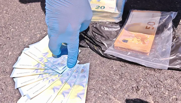Откриха фалшификатите при обиск на автомобил Откриха фалшификатите при обиск на автомобил