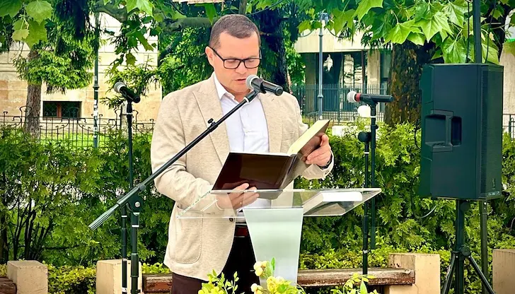 Събитието се провежда в знак на почит към делото на светите братя Кирил и Методий Събитието се провежда в знак на почит към делото на светите братя Кирил и Методий