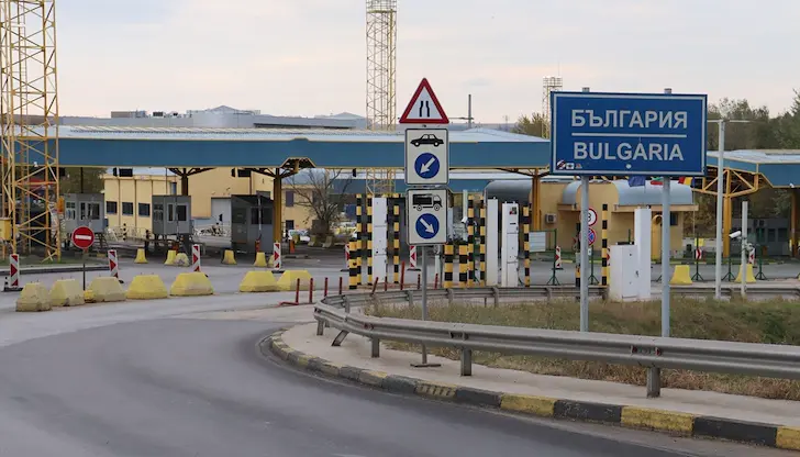 Електронната система отваря бариерите автоматично за платилите предварително шофьори Електронната система отваря бариерите автоматично за платилите предварително шофьори