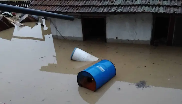 Хората в наводнените райони трябва да използват само вода от сигурни източници Хората в наводнените райони трябва да използват само вода от сигурни източници