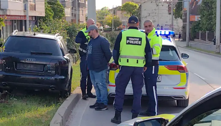 Мъжът помля предпазни заграждения край ОДМВР - Русе