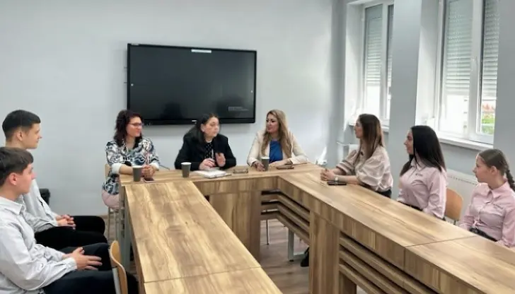 Гимназисти помагат за кулинарното състезание и детската дискотека Гимназисти помагат за кулинарното състезание и детската дискотека