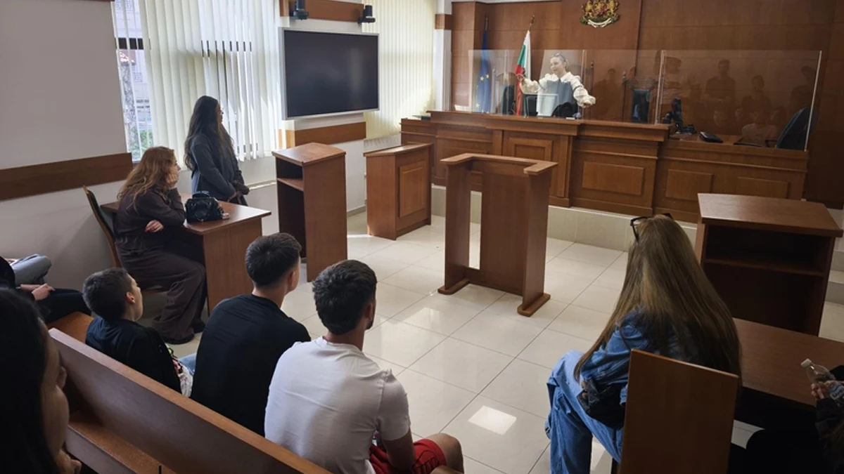 Близо 30 гимназисти влязоха в Административен съд - РусеБлизо 30