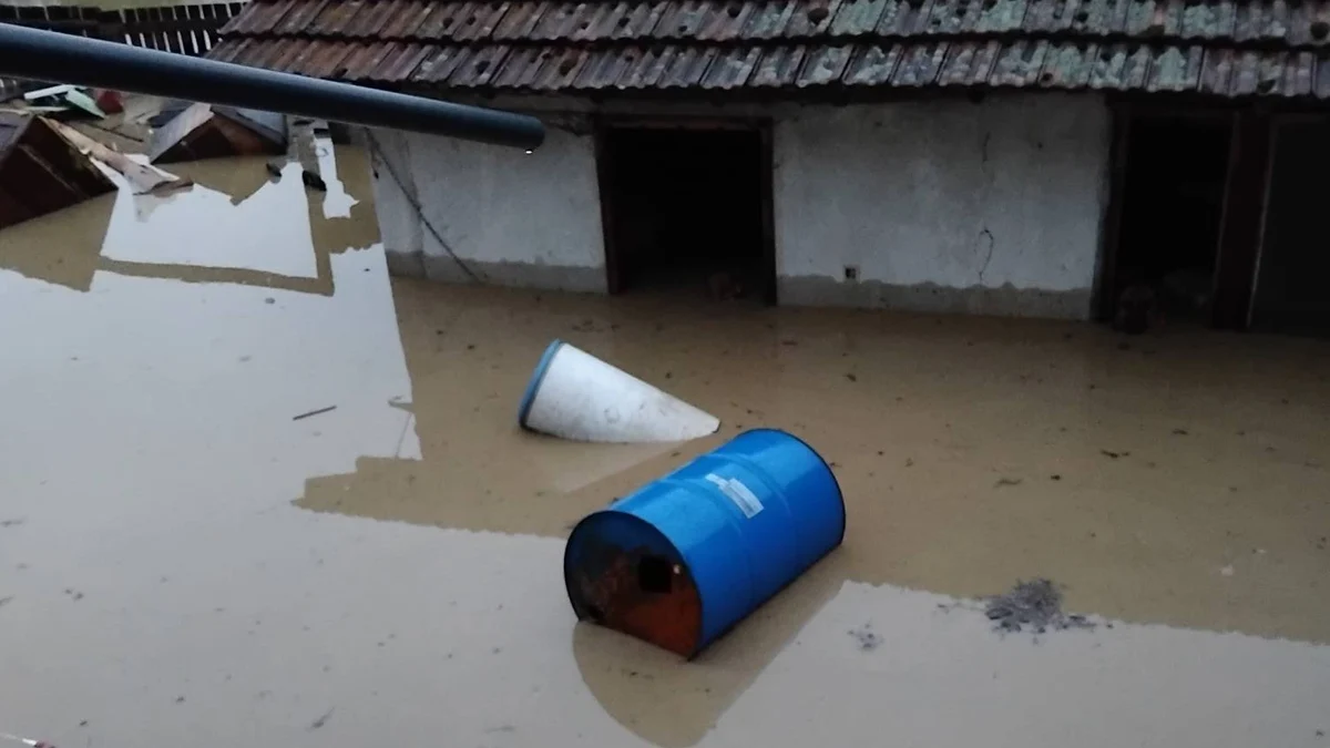 Хората в наводнените райони трябва да използват само вода от